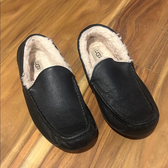 UGG Men\'s Black Leather Loafers main image 4